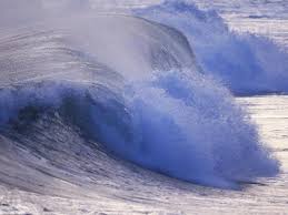 strong wave in the tide at the ocean